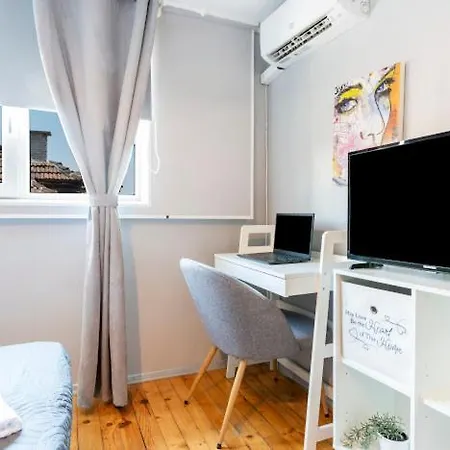 Lovely 1-bedroom In The Center Of Apartment *