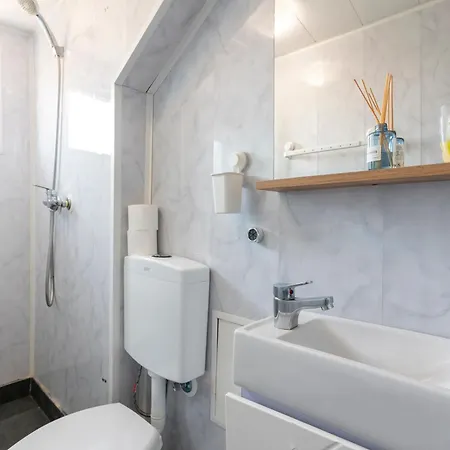 Lovely 1-bedroom In The Center Of Apartment *